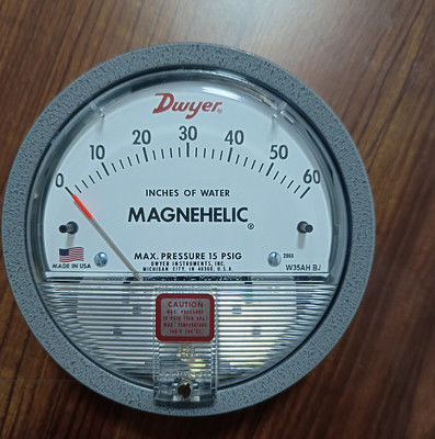 Dwyer Series 2000 Magnehelic διαφορικό μανόμετρο με 0-60 σε w.c. Εύρος ±2% Ακρίβεια και 1/8 NPT Σύνδεση